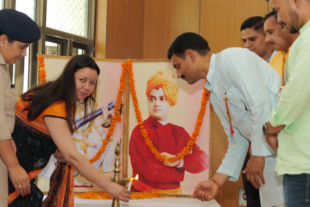 ABVPUttarakhand's tweet photo. HNBGU श्रीनगर के सीनेट हॉल में ABVP श्रीनगर द्वारा “राष्ट्रीय विद्यार्थी दिवस” एवं ABVP के 76वें  स्थापना दिवस के सुअवसर पर “प्रतिभा सम्मान समारोह" का आयोजन किया गया । इसमें श्रीनगर के 13 विद्यालयों के 171 मेधावी छात्र छात्राओं को सम्मानित किया गया।

 #ABVP76 https://t.co/COl3yolt6H