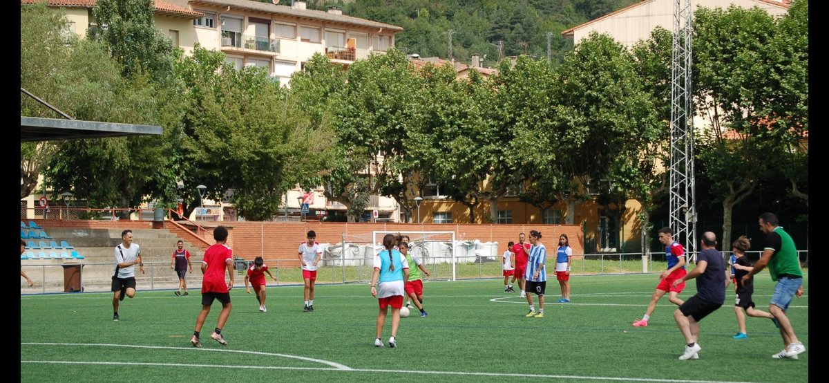 AngelGrisalvo's tweet photo. Cloenda III CAMPUS PRO/ RIPOLL, Festa amb futbolistes i families!!! https://t.co/yisF0Is2Zt