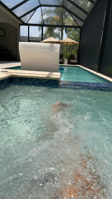 Hot HOT 🥵 DAY but perfect for the pool! I hope everyone is having an amazing Sunday! ☀️😎 https://t.c