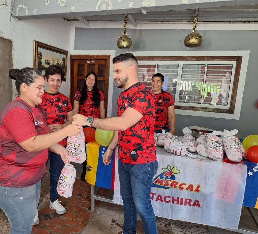 #Táchira || <a href="/MercalOficial/">Mercal Oficial</a> y los CLAP del sector La Playa del Barrio El Río llegaron con la Feria del Campo Soberano, beneficiando con un combo de proteína a las familias del municipio San Cristóbal.
#VenezuelaUnidaAvanza