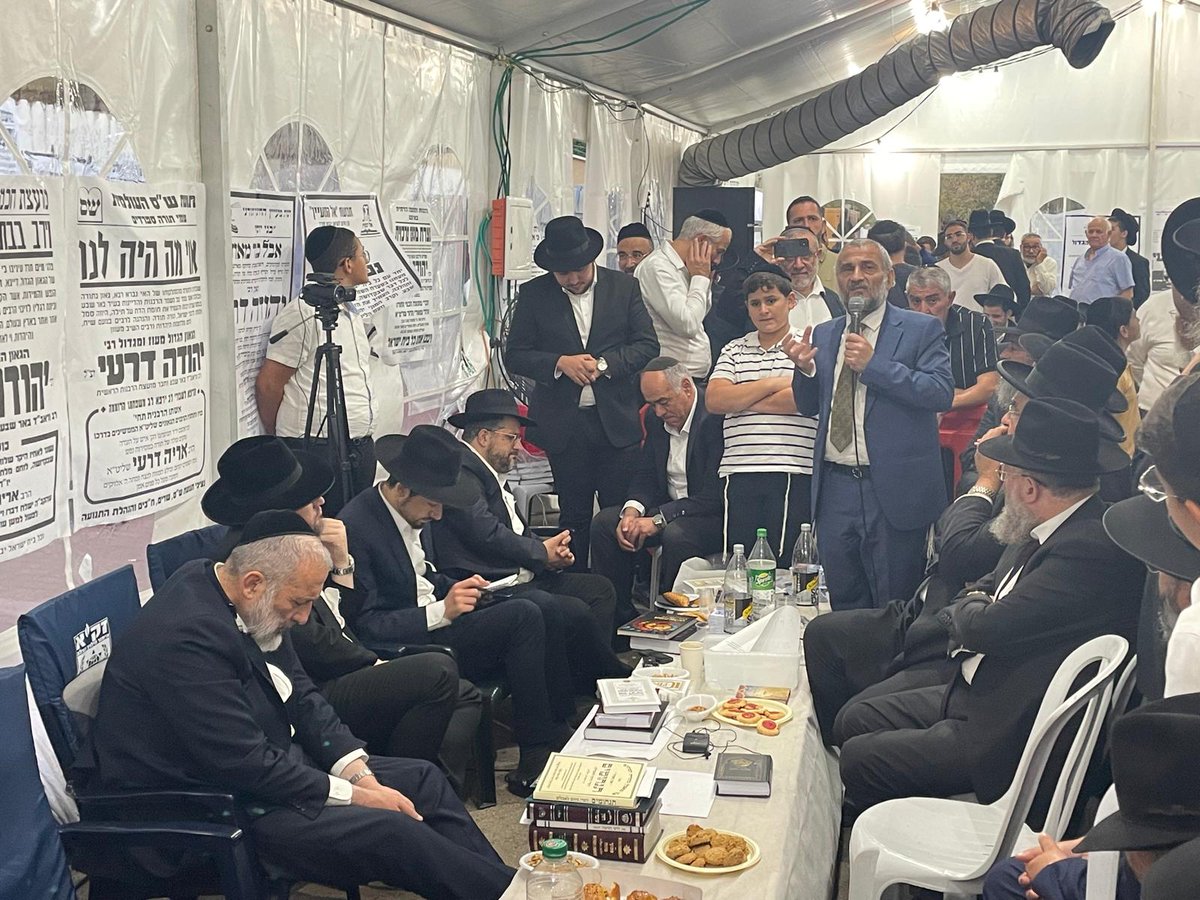 natikalish's tweet photo. סגן שר החקלאות וביטחון המזון ח"כ הכנסת משה אבוטבול, באמירת דברי תורה בניחום האבלים אצל יו"ר שס הרב אריה דרעי. https://t.co/yeaKR5jU6B