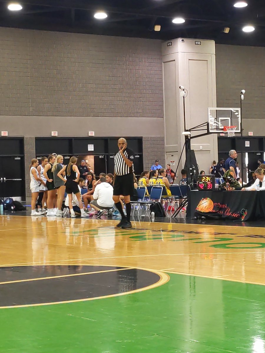 <a href="/AlisonFarr2025/">Alison Farr</a> hits a timely 3 in the corner, they trail 42-39 late #Run4Roses <a href="/PGHMichigan/">Prep Girls Hoops Michigan</a>