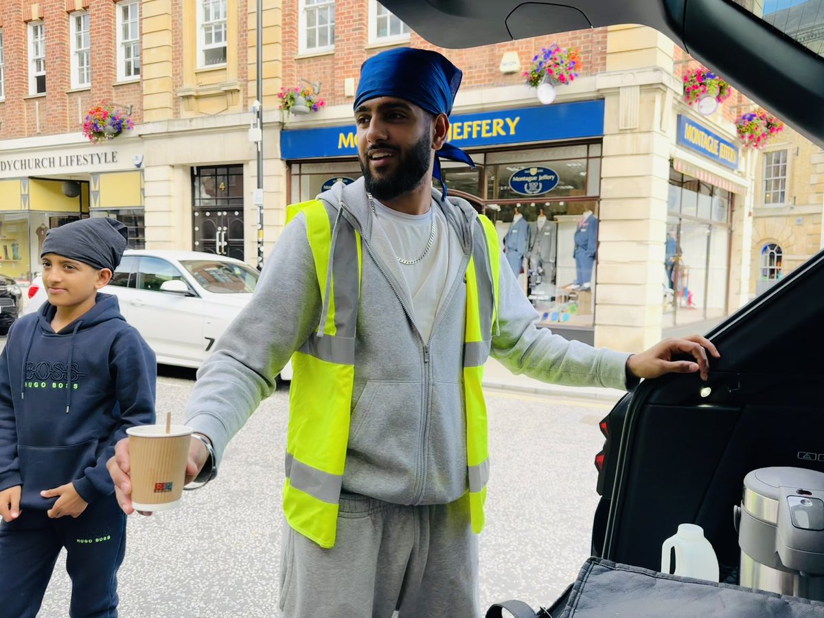 Cheesy Black Bean Burrito and Fries!

Thanks to Virambhai Karavadra and family for sponsoring tonight’s hot meals and snacks.  

The meals were given out by volunteers from <a href="/sccycnhampton/">SCCYC</a> 

#GiveBack #zeroemmissions #Northampton #NorthantsTogether #Northantshour #helpthehomeless