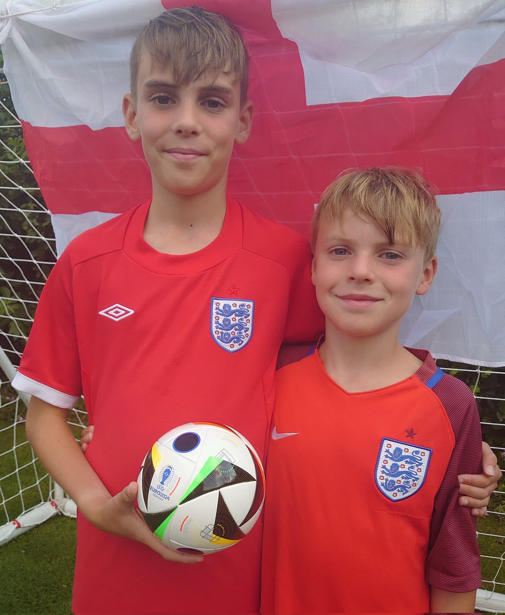 Luke_Love79's tweet photo. @SkySportsNews #SSNTHREELIONS Elliott &amp; Samuel from Rayleigh, Essex https://t.co/yusdrOl1U9