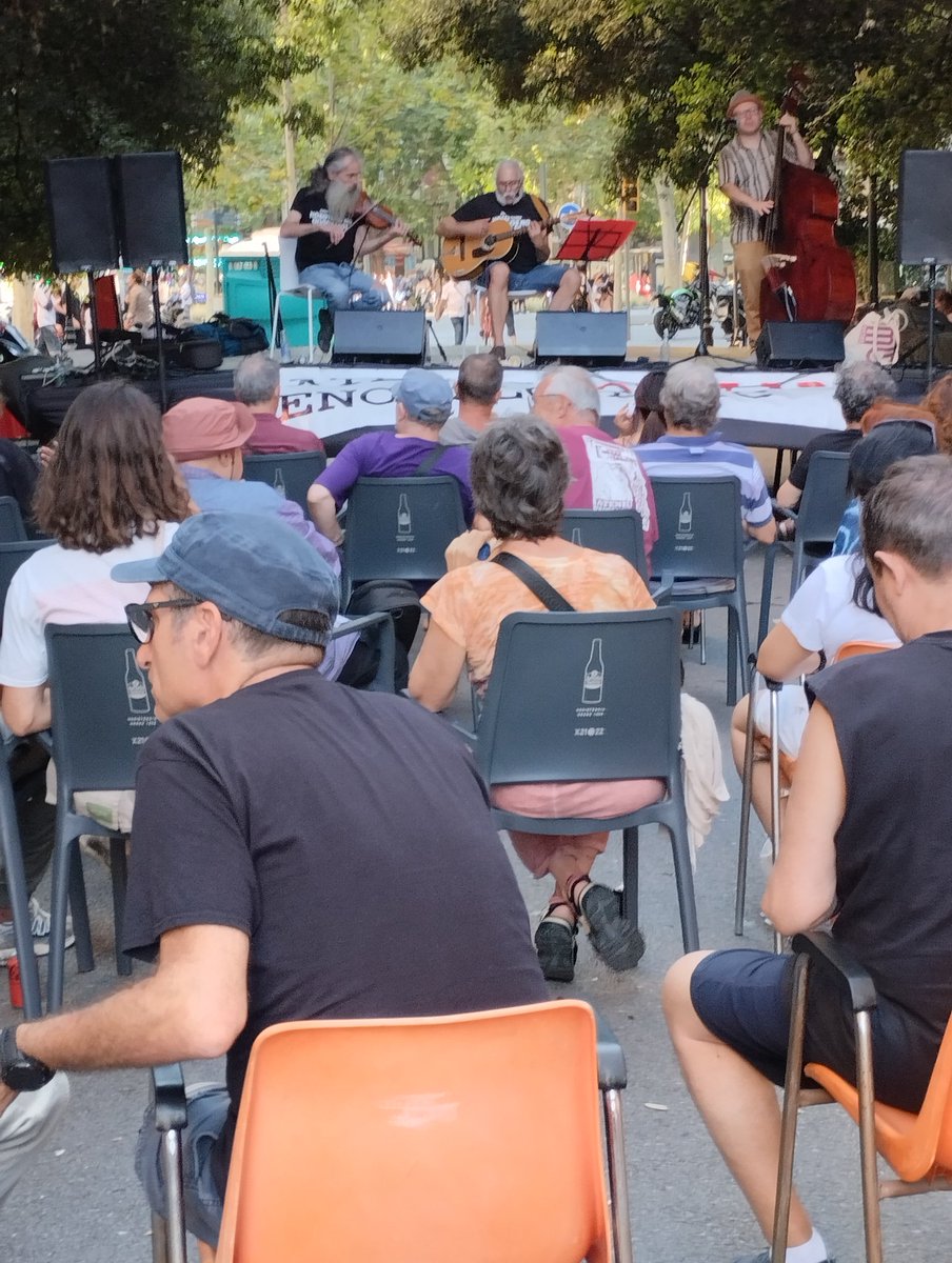 el_lokal's tweet photo. XX Festes Populars del Raval a l'@AEnciclopedic Jo Solana. Cançons revolucionàries. Salut i lluita. https://t.co/UihuYCtZhQ