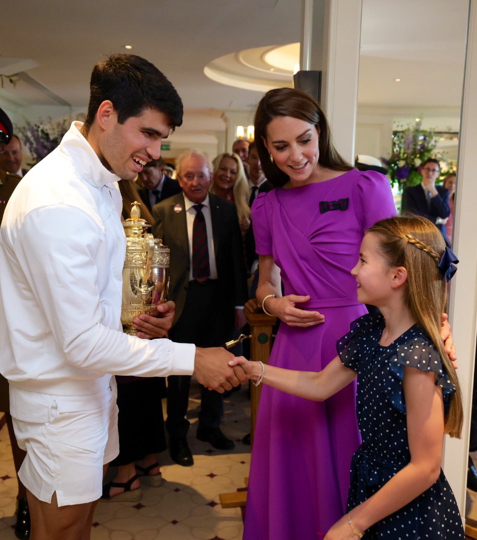 RoyallyBelle_'s tweet photo. Princess Charlotte shakes hands with #Wimbledon champion Carlos Alcaraz 🥺 https://t.co/ccTdD71mm0