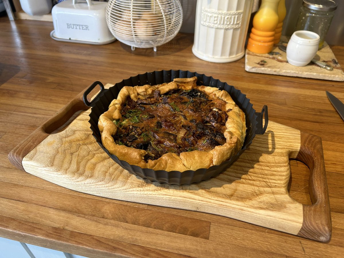RMapledene's tweet photo. First quiche made in the air fryer. Took 12 mins. Doesn’t look the best but let’s see! https://t.co/N27UFLMtMh