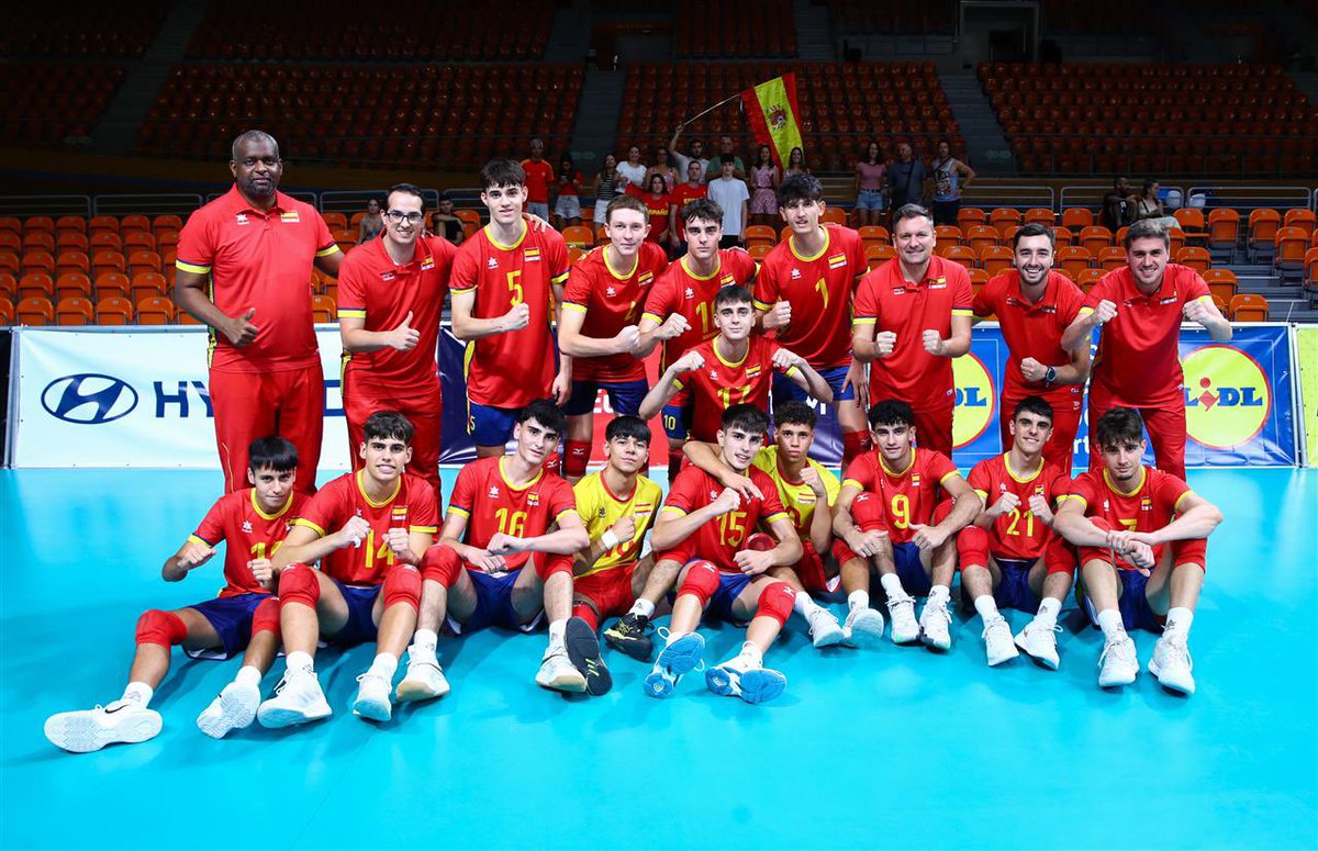 RFEVB's tweet photo. #EuroVolleyU18M | Estos chicos son MUY BUENOS 🤩🔝 

Nueva victoria de la Selección Sub18 Masculina en Plovdiv ⤵️

Resultado VS Rumanía 🇷🇴 >> 
3-0 (25-19/25-22/25-19)

🔺Estadística completa: https://t.co/81Fewwl2xd

😏Ya van 3️⃣ triunfos y 1️⃣ derrota en lo que va de Europeo 💪🏽 https://t.co/04VLxVEaQl