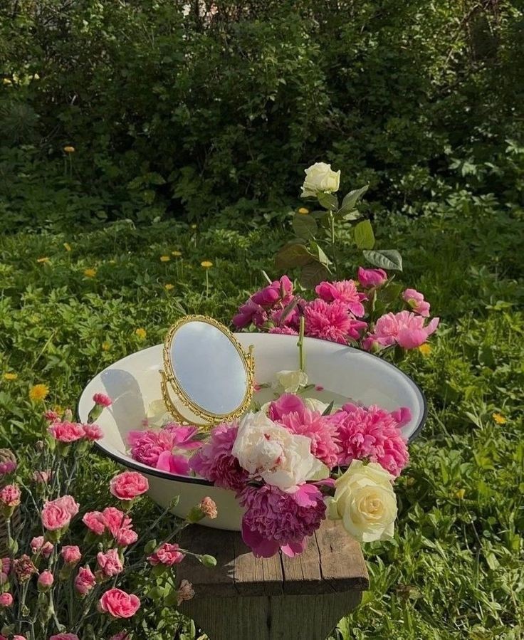 shewearprada's tweet photo. Weekend picnic 🌷⛅🌸🍰 https://t.co/u6Ogk0xS1f