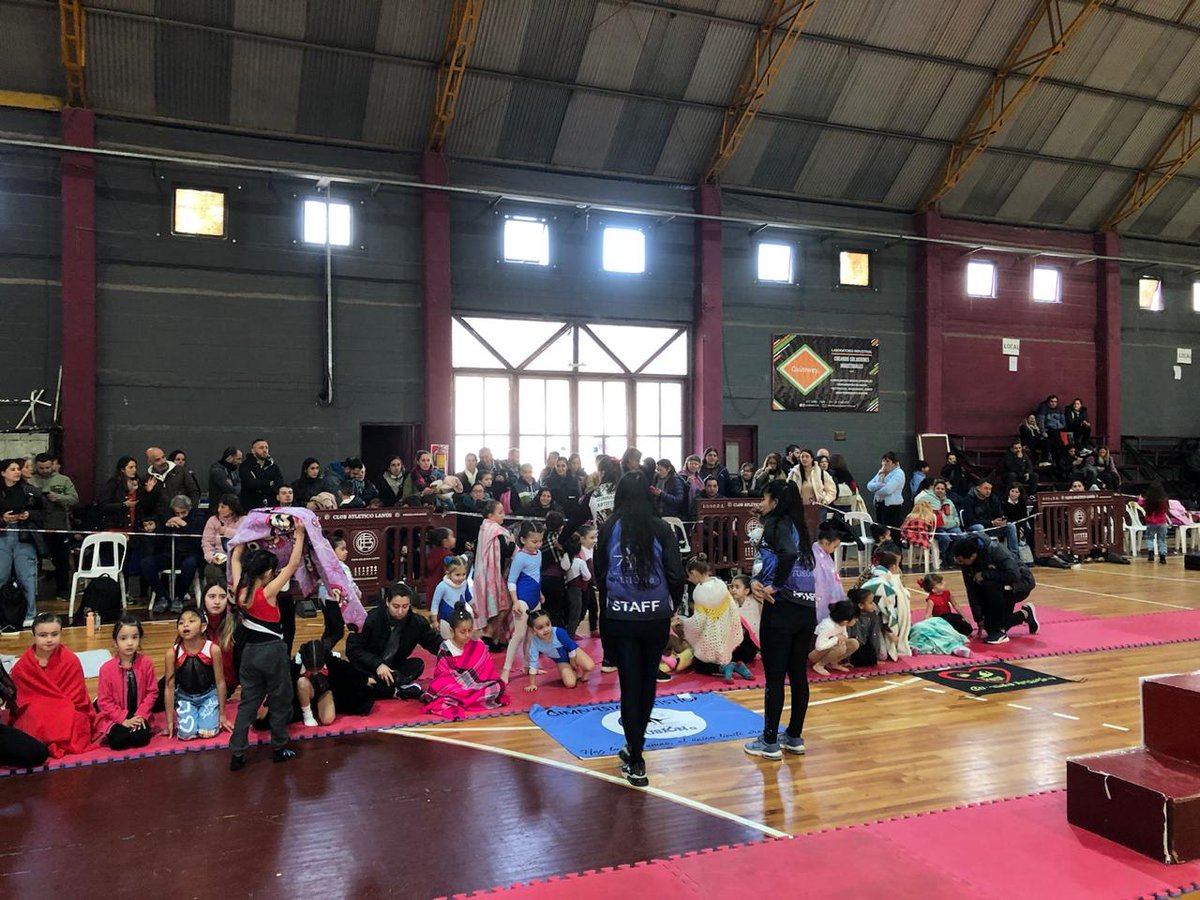 AleRellan's tweet photo. Felicitaciones a Gimnasia Artisrica por la realizacion del Torneo "Amistad Granate". Felicitaciones a los dirigentes y Profesores.
@CoordinacionCAL @AdrianEspecie https://t.co/umwNNbMoJ6