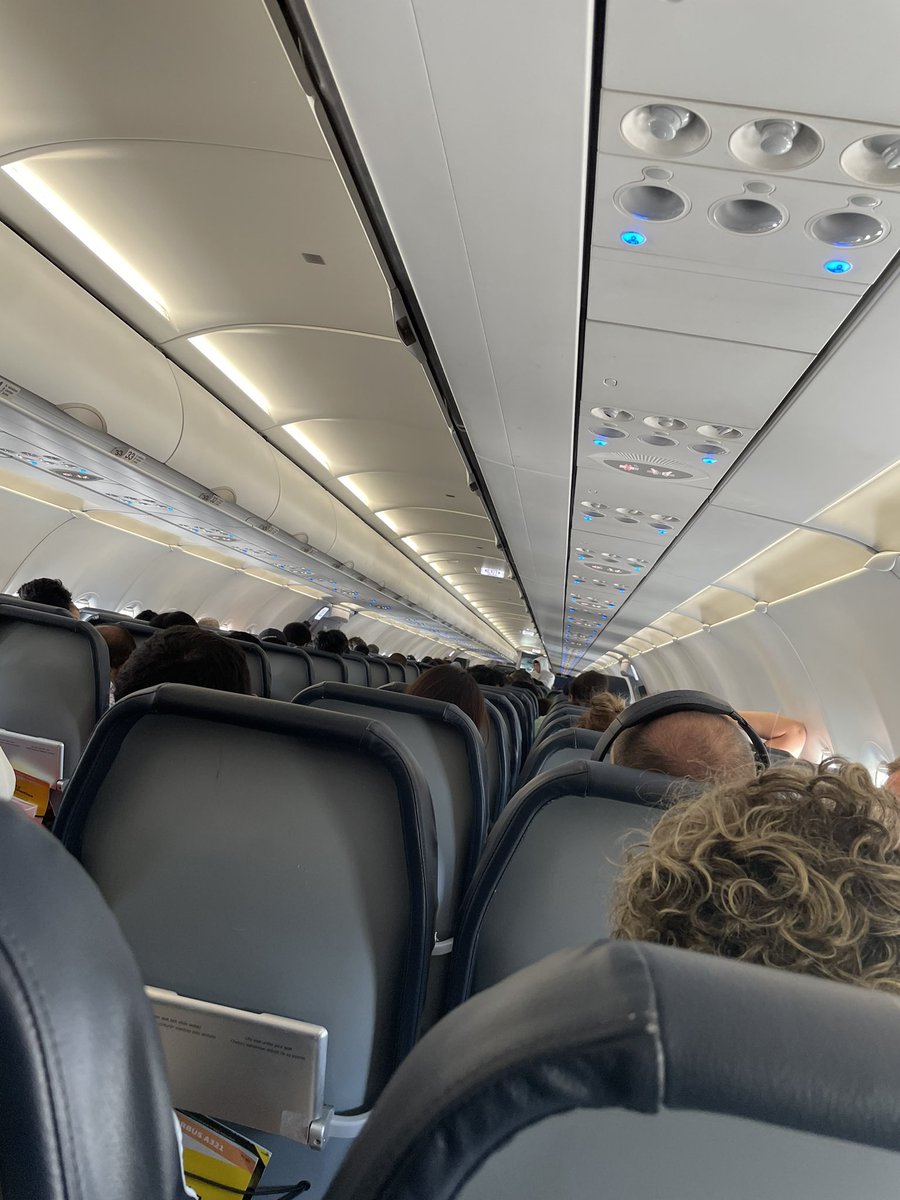 KunjTV's tweet image. First time in my life flying spirit..
- flight delayed 3 hours
- then they send me an email asking me how my flight was and we haven’t even left yet 😭😭