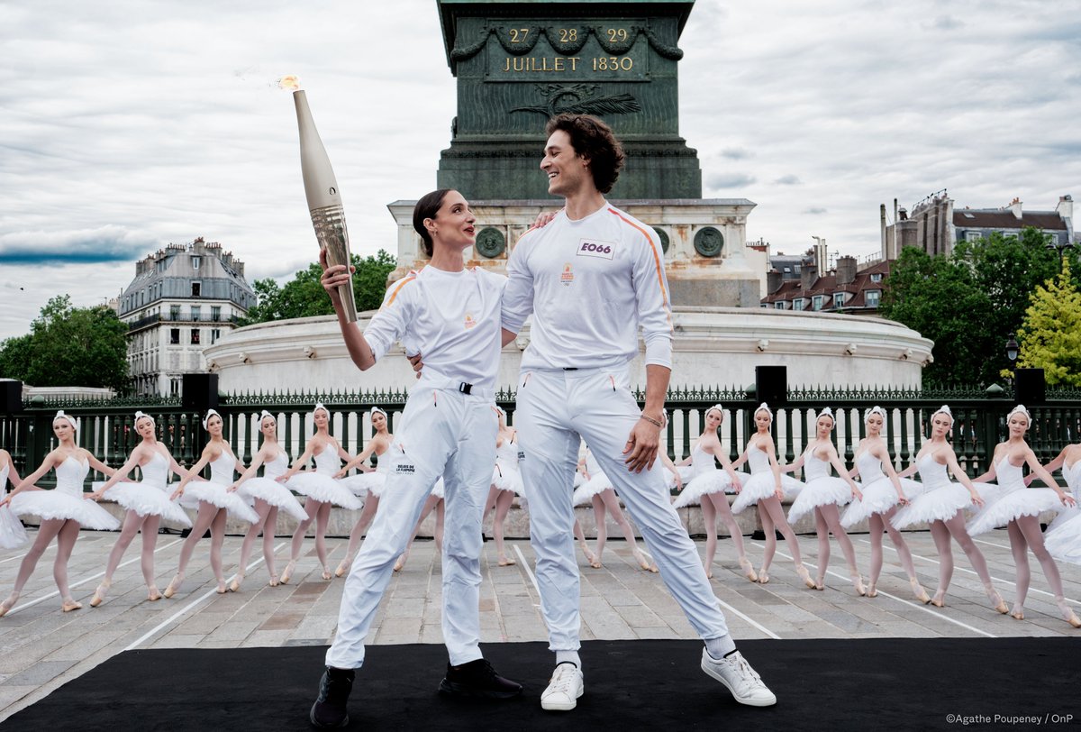operadeparis's tweet photo. #14Juillet
Aujourd'hui, la place de la Bastille s’est transformée en scène à ciel ouvert. 🔥🦢
Au programme : cours de danse et relais de la Flamme Olympique par les Étoiles Dorothée Gilbert et Hugo Marchand, accompagnées par 32 cygnes du ballet #LeLacDesCygnes de Noureev. https://t.co/uP380WAwrb