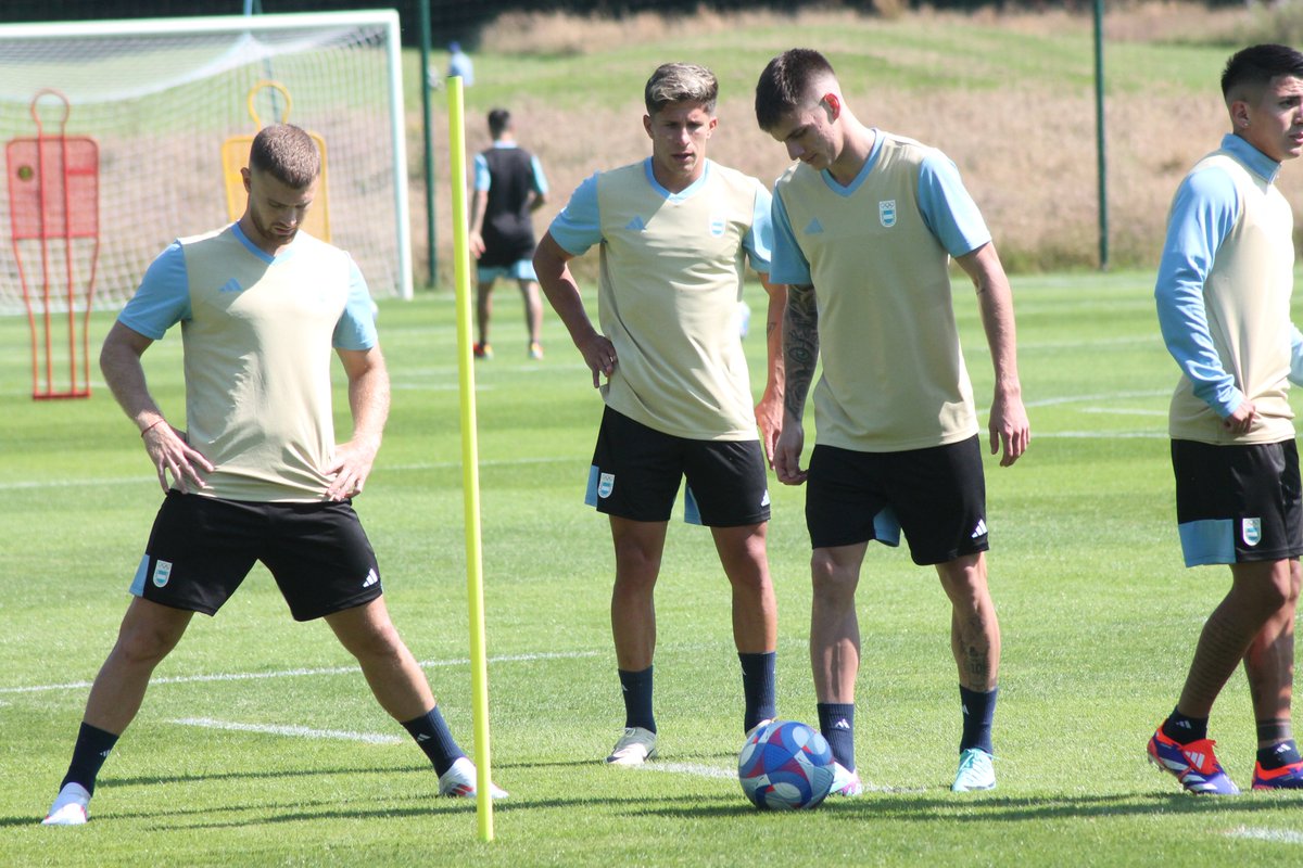 anthonymonnier's tweet photo. La sélection U23 argentine à l'entraînement au domaine du Bois-Guy sous l'oeil de Javier Mascherano. https://t.co/StnSb9XDqV