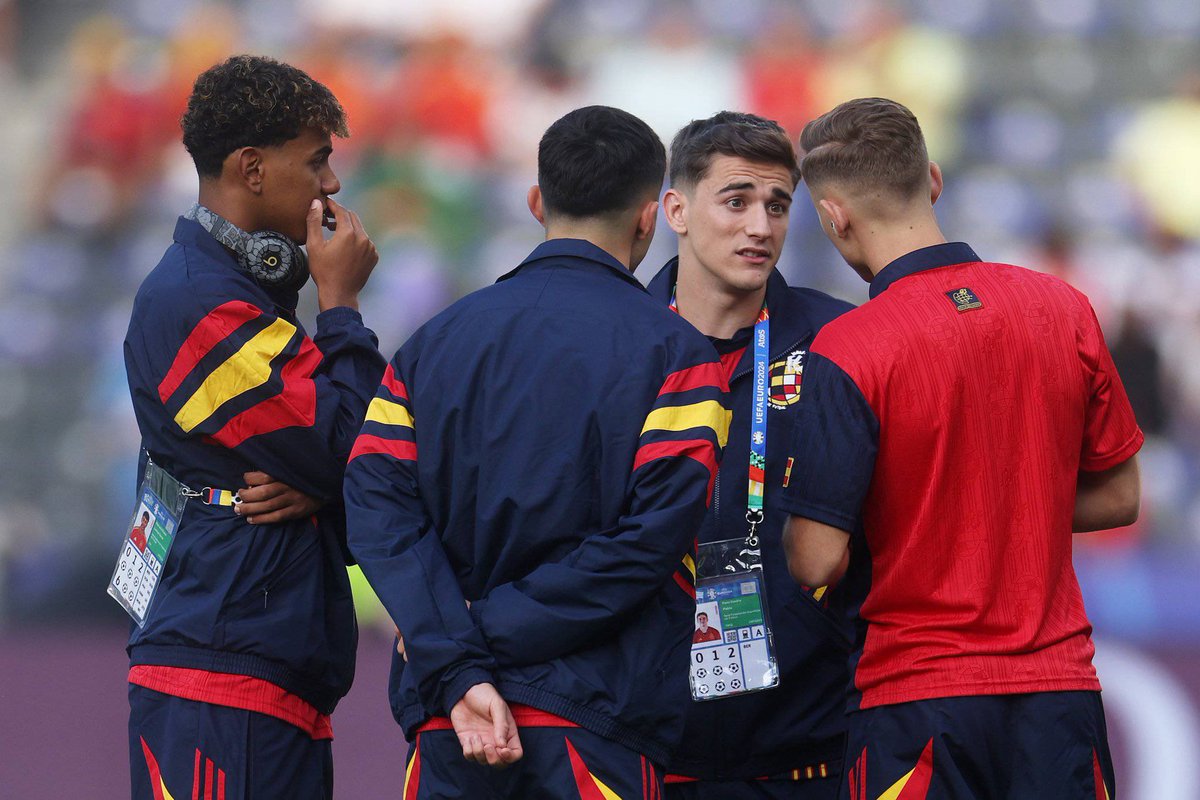 FabrizioRomano's tweet photo. Gavi, on the pitch with his teammates. 🇪🇸 https://t.co/dFIetWDrhA