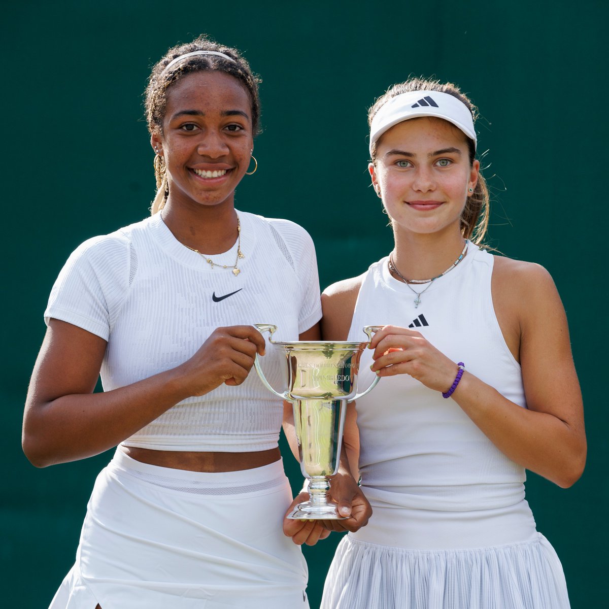 Presenting the 2024 Girls' Doubles champions ✨

American duo Tyra Caterina Grant and Iva Jovic defeat Great Britain's Mingge Xu and Mika Stojsavljevic 7-5, 4-6 [10-8] 🇺🇸

#Wimbledon