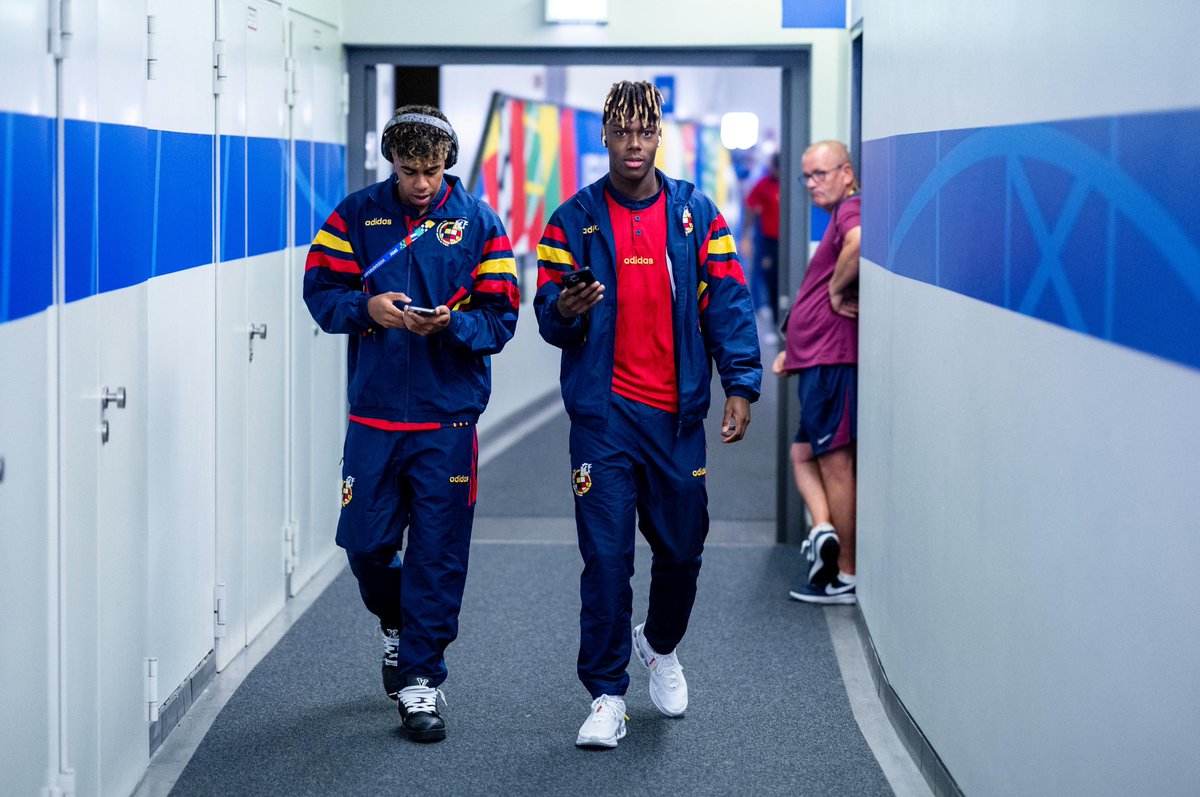 SEFutbol's tweet photo. Ya están aquí "nuestros niños"... ¡¡𝗬𝗔 𝗦𝗘 𝗣𝗨𝗘𝗗𝗘 𝗝𝗨𝗚𝗔𝗥!!

#VamosEspaña | #EURO2024 https://t.co/0a1N14Hfho