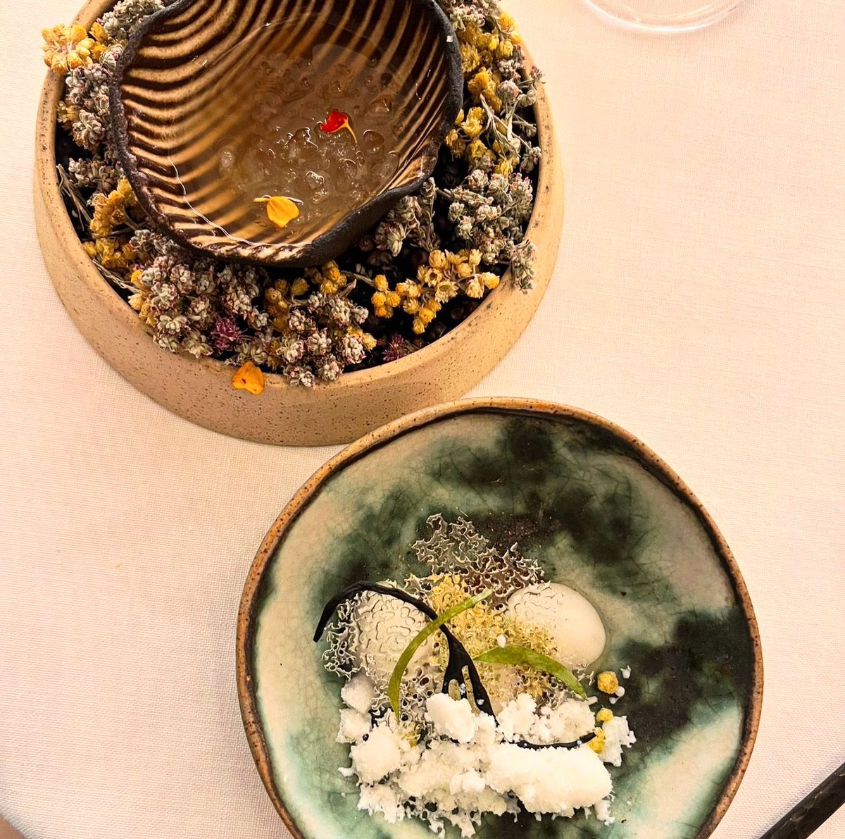 lsuarezdelezo's tweet photo. Los postres de #SolPost en el Hotel Cala Saona en #Formentera los prepara Clara Campoamor con mucho talento.

Homenaje a las salinas de Formentera

Muy rico el hinojo en diferentes texturas

Y muy especial el postre dedicado a la Higuera

Petit Fours https://t.co/95QK6cAB5a