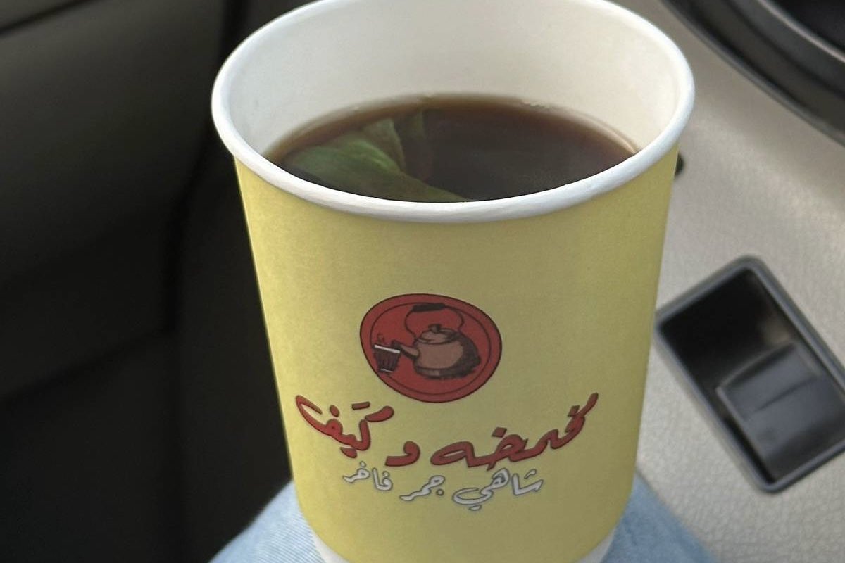 تطمن ماني واقف على بابك
 انا مثل السنين ان رحت ما ارجع .