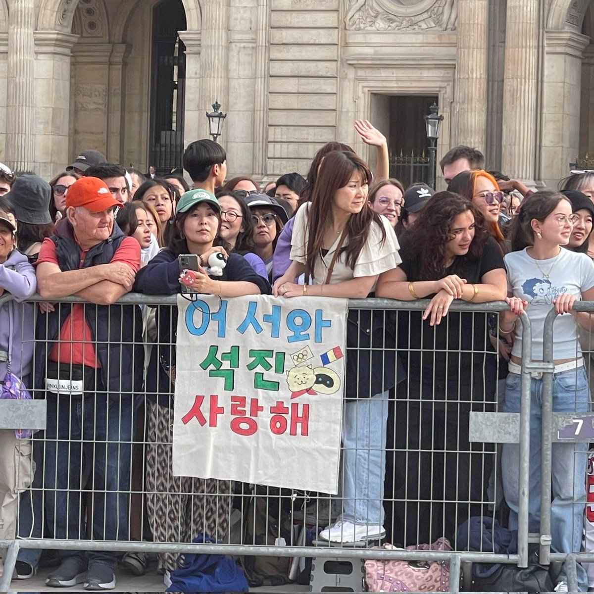 BTSARMY_MXCO's tweet photo. Army está esperando eufórico a #JIN en el punto de partida para comenzar su recorrido con las Antorcha Olímpica 🔥🏃🏻‍♂️💜

OLYMPIC TORCHBEARER JIN
PRIDE OF KOREA JIN
JIN AT PARIS OLYMPICS
#조각상탈출_김석진_루브르성화봉송
#달려라석진_성화봉송한국대표
#방탄소년단진 #JIN https://t.co/i3Jfh09DHz