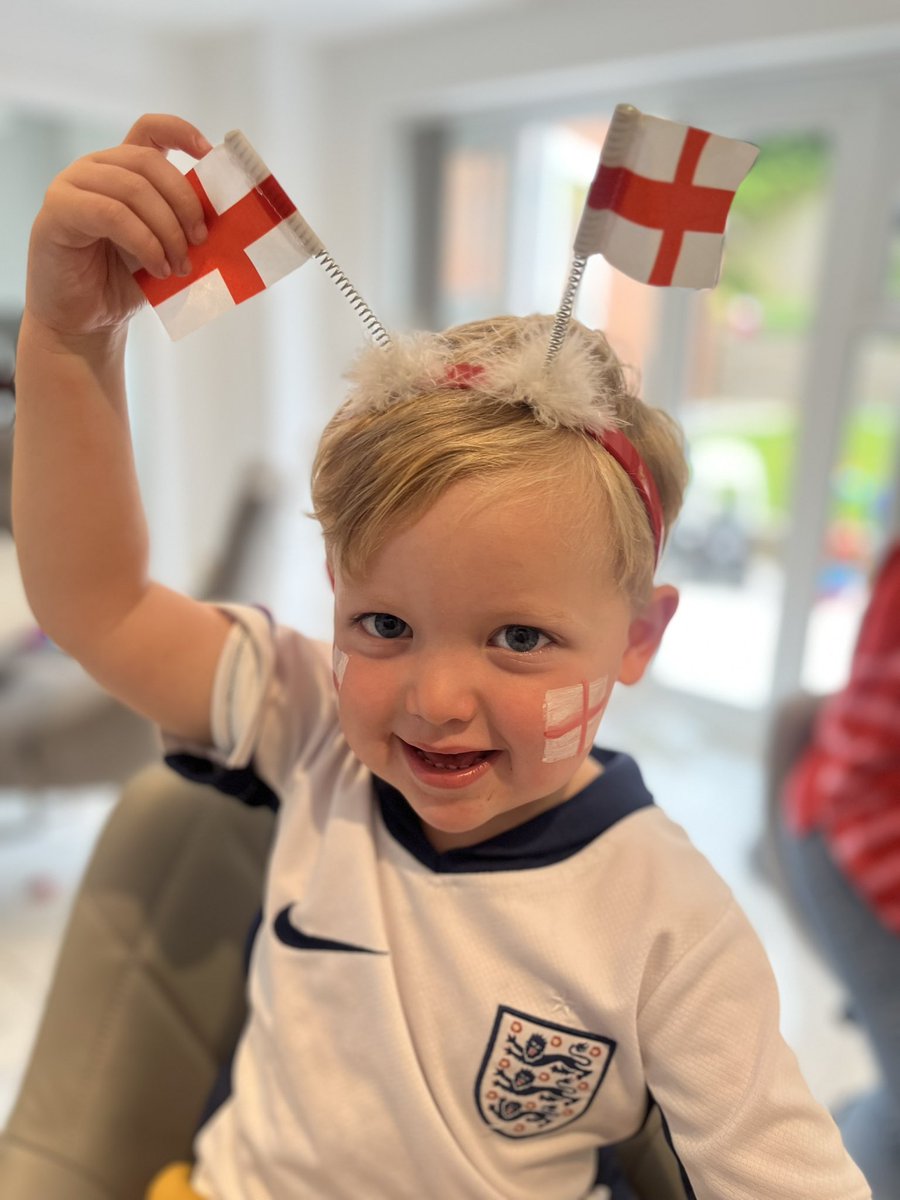 dance_lauren's tweet photo. Come on @England 💪🏼 Tommy cheering on his fav @HKane good luck to the boys ❤️🤍 #ItsComingHome #England #ThreeLions https://t.co/iL6nUb0UrW