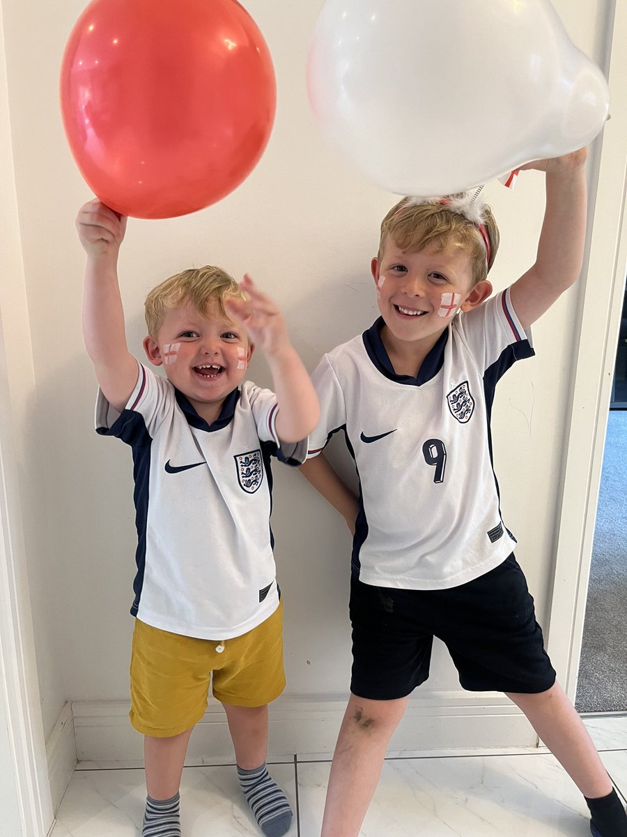 dance_lauren's tweet photo. Come on @England 💪🏼 Tommy cheering on his fav @HKane good luck to the boys ❤️🤍 #ItsComingHome #England #ThreeLions https://t.co/iL6nUb0UrW