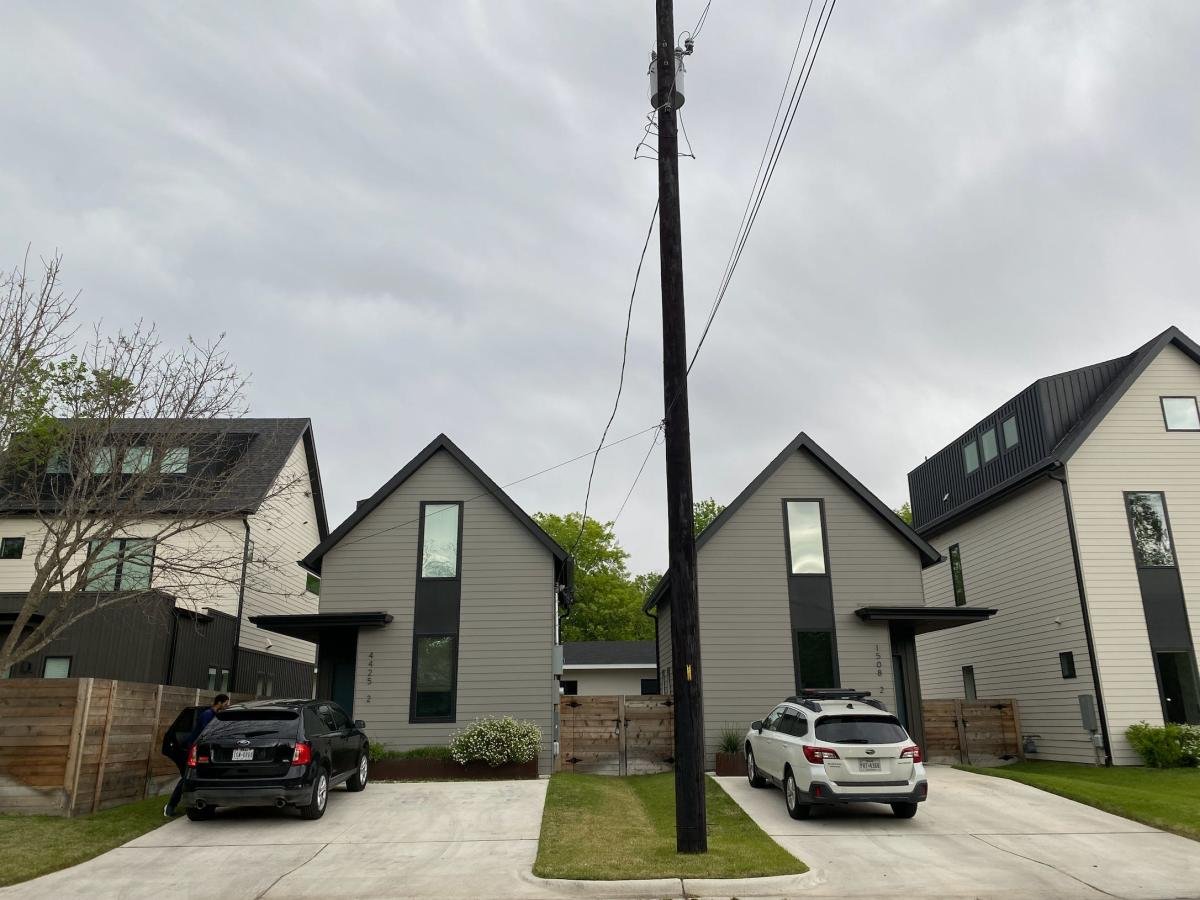 Magg1eX_'s tweet image. Austin&apos;s booming population demands affordable, medium-density housing, but restrictive zoning policies hinder progress. Developer Scott Turner&apos;s recent project highlights the challenges. #HousingCrisis #AustinDevelopment #UrbanPlanning finance.yahoo.com/news/took-aust…