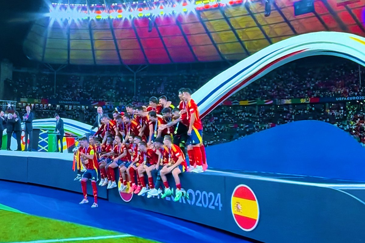 inmadebenito's tweet photo. Seguimos celebrando #CEOEDEPORTE ⚽️🎾después de la victoria de @carlosalcaraz, nuestra @SEFutbol se ha convertido en la campeona de la #Eurocopa2024. #somosdeporte #somosEspaña #somosvalores 🇪🇸 https://t.co/vWh1MmFVsp