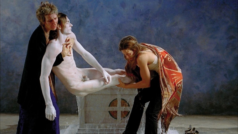 El videoartista de las emociones Bill Viola ha fallecido en su casa de Long Beach, California, a causa de las complicaciones del alzhéimer que padecía.
La retrospectiva en el <a href="/MuseoGuggenheim/">Guggenheim Bilbao</a> años atrás permitió conocer a un artista total.