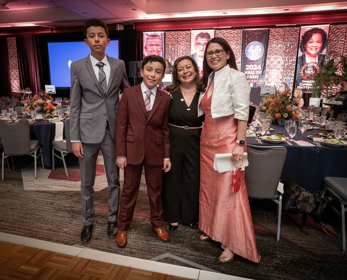 So grateful for the dedication of the indomitable <a href="/YanethGuillen_D/">Yaneth Guillen ✨</a> who poured her all into creating an unforgettable <a href="/NAHJ/">NAHJ</a> 40th anniversary conference in Hollywood. It was an honor to work in partnership w/such a thoughtful, caring leader. #NAHJ2024 #MoreLatinosInNews