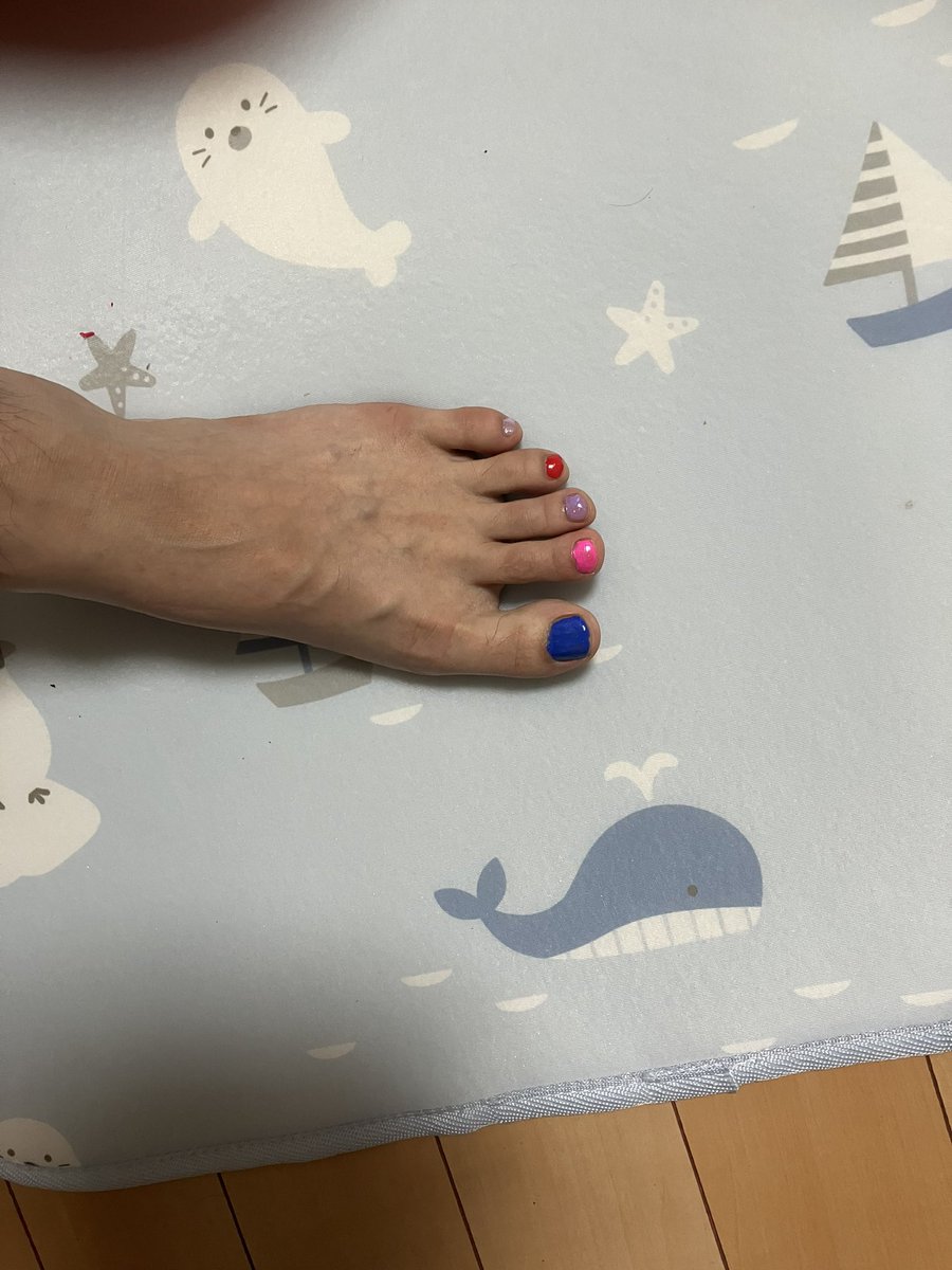 keikei_st's tweet photo. 「今日は仕事休みだよね？」
「お顔と足なら足でしょ？」
巧みな交渉術の前に、左足を差し出しました。5歳恐るべし。 https://t.co/2m9ZaddcLz