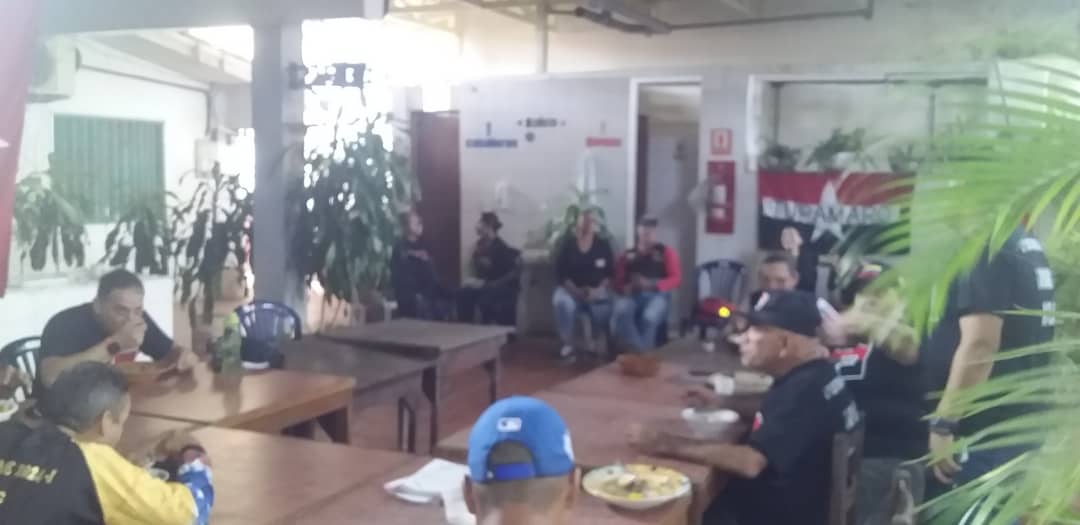 Respostar para avanzar. 

Miembros participantes del Secretariado Regional Ampliado tomaron un receso ameno para realizar la alimentación y continuar con la planificación estadal rumbo al 28J. 

<a href="/NicolasMaduro/">Nicolás Maduro</a> 
<a href="/WBenavides_MRT/">Williams Benavides</a> 
<a href="/TupamaroMRT_/">Movimiento Revolucionario TUPAMARO Vzla.</a> 
@bloqueorien
#TupamaroConNico