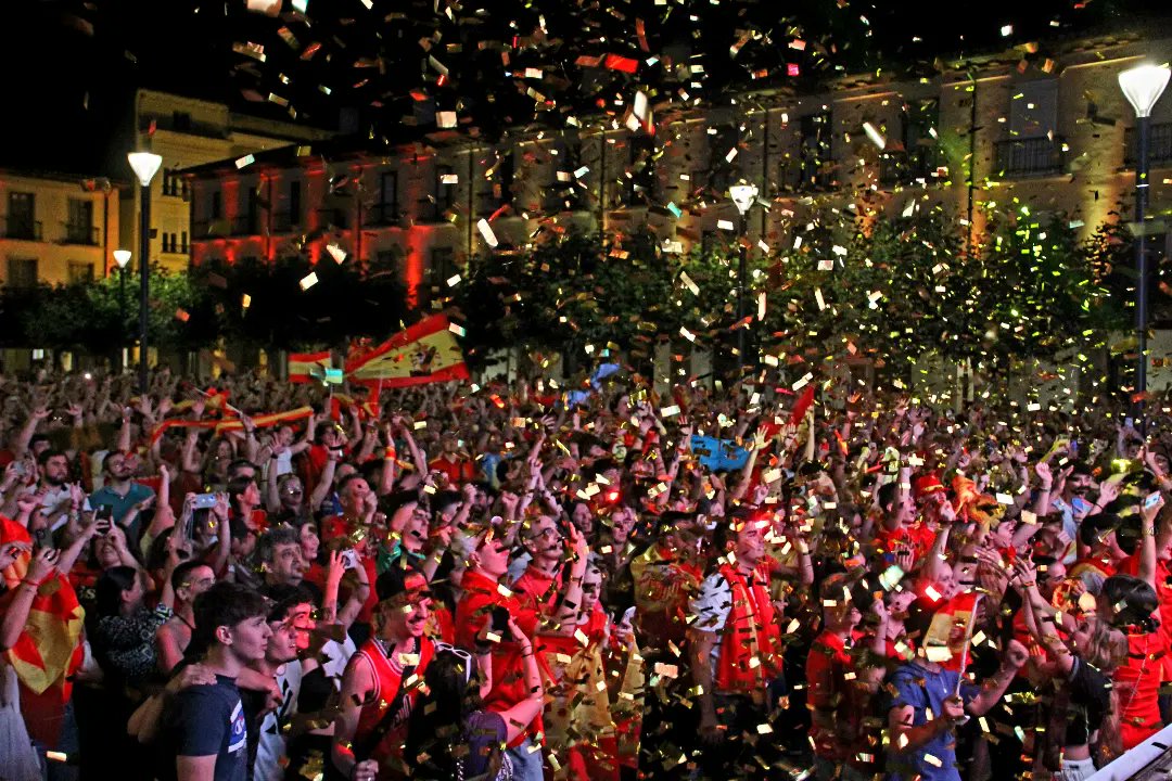 Ayuntamiento de Palencia (@palenciaayto) on Twitter photo Cientos de personas han vibrado en la #PlazaMayor de #Palencia en la noche de este domingo con la victoria de #España ante #Inglaterra en la final de la #Eurocopa de #fútbol. <a href="/SEFutbol/">Selección Española Masculina de Fútbol</a> Cientos de personas han vibrado en la #PlazaMayor de #Palencia en la noche de este domingo con la victoria de #España ante #Inglaterra en la final de la #Eurocopa de #fútbol. <a href="/SEFutbol/">Selección Española Masculina de Fútbol</a>