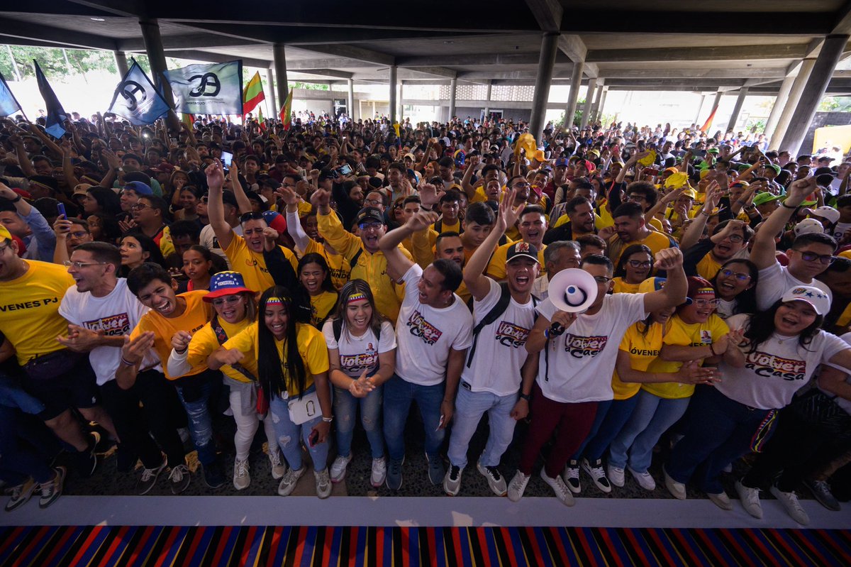 La líder opositora venezolana María Corina Machado y el candidato presidencial venezolano Edmundo González saludan a simpatizantes estudiantiles durante un acto de campaña en la UCV, en Caracas, el 14 de julio de 2024.

Gabriela Oraa/ AFP