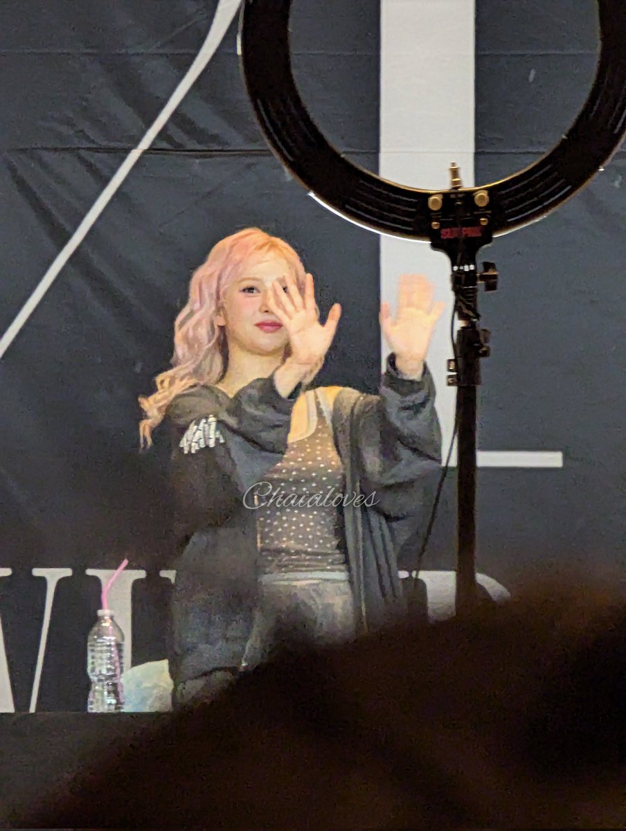 ChaiaLoveS's tweet photo. They're so pretty ๐. I'm so obsessed with Eunha's hair color. It's been 7 years since I've seen them. #vivizincharlotte #VIVIZCONCERT #viviz #VIVIZTOUR #Vhind_LoveandTears #sinb #umji #eunha https://t.co/AKy1vUPj9t