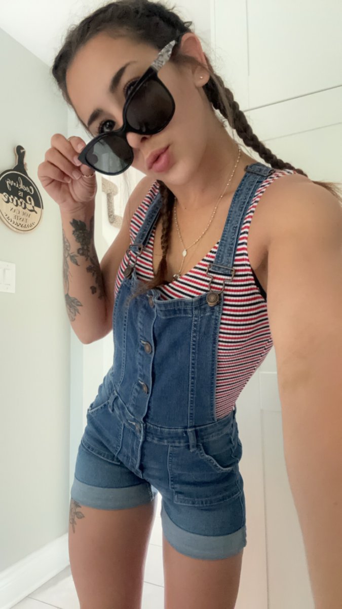 💋
Findom femdom finsub humanATM goddess mistress humiliation humanwallet paypig foot fetish soft soles teen brat