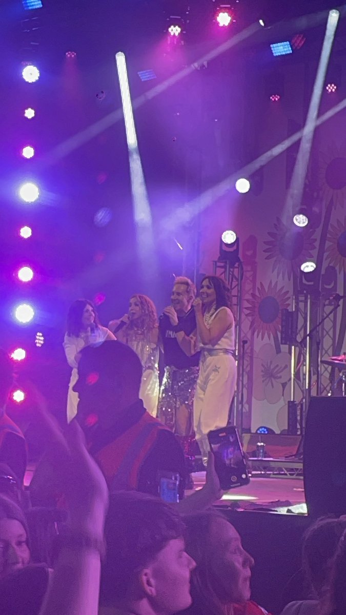 Cafodd rhai o'n disgyblion Blwyddyn 13 amser gwych yn Tafwyl penwythnos yma. Gweithiodd Joe &amp; Gwil fel llysgenhadon gyda’r <a href="/colegcymraeg/">Coleg Cymraeg</a> ac ymunodd Lucy, James, Lauren, Lexi, Niamh, Harri a Jess i ddathlu eu Cymreictod! Am benwythnos! <a href="/Tafwyl/">Tafwyl</a> <a href="/MenterCaerdydd/">Menter Caerdydd</a>