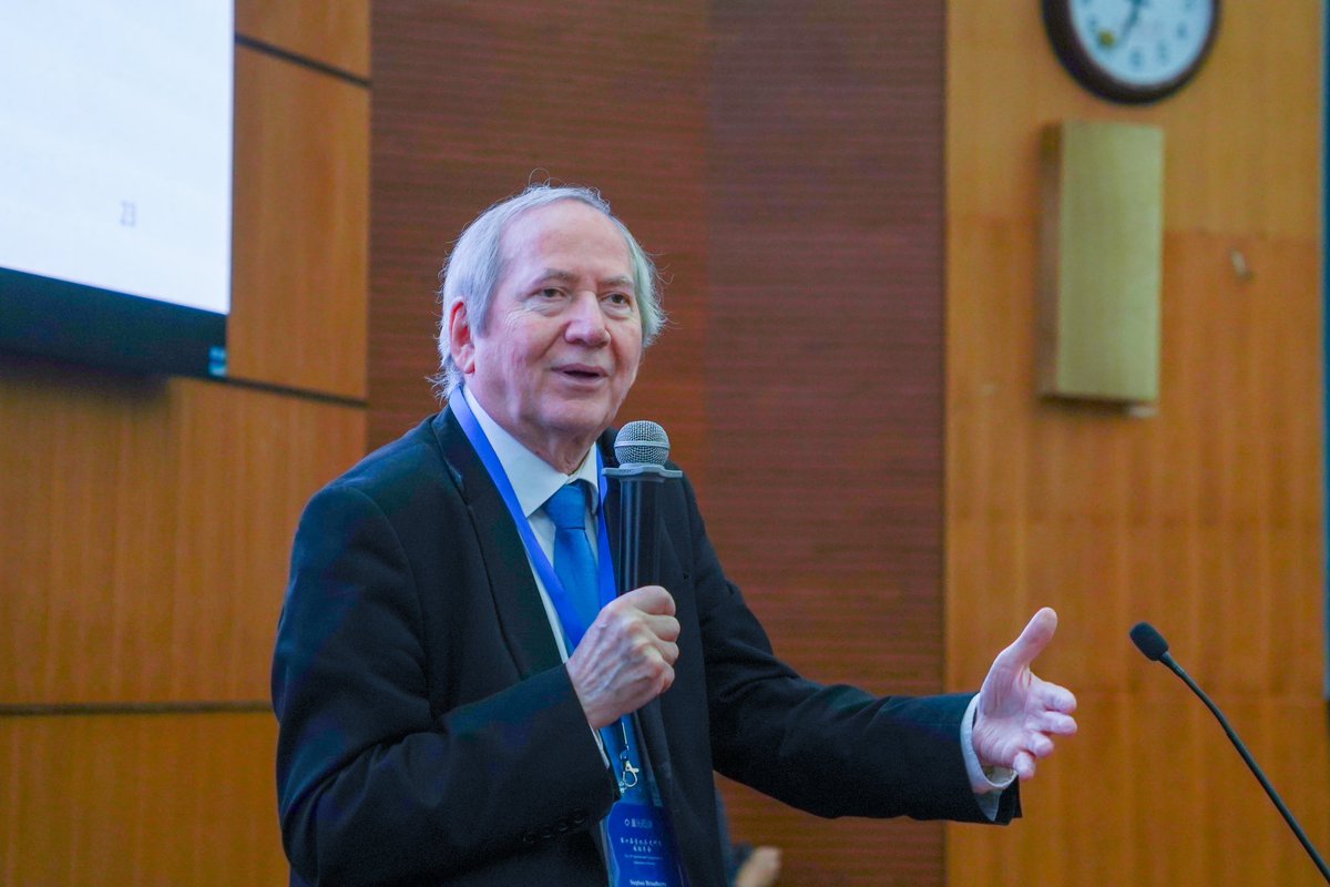 QuantHistoryHKU's tweet photo. Day 1 of the 10th International Symposium on #QuantitativeHistory saw inspiring research from our keynote speakers. Our advisory board members in action: 📉📈Stephen Broadberry @UniofOxford explored "Innovation and the #GreatDivergence", while 🛣️ Hilde De Weerdt @hild_de @EMHLeuven @IISG_Amsterdam re-examined the social history of Pre-Twentieth-Century Infrastructures. 📊 Our very own Co-PI Cameron Campbell @hkust discussed #BigData for the study of Late Qing Elites, and 📚Tuan-Hwee Sng @NUSingapore revisited GW Skinner by counting counties in Song China. Also, big thanks to all paper presenters, discussants and session chairs at the great parallel sessions! 🙌

@GhassanMoazzin @w_diao @heqicai185521 @sijie_hu @KevinHong1991 @zhao_yiling @TedZhang1996 @ChichengM @PeiyuanLi8 @ziangliu_hist @hdeng93 @LilacZhao & many others 

#QH #QHSummerSchool #SummerSchool2024 #QHSymposium #QHSymposium2024
#HKUBusinessSchool @QuantHistoryHKU @HKUFBE @hkihss
@HKUniversity @RenminUniv @sjtu1896