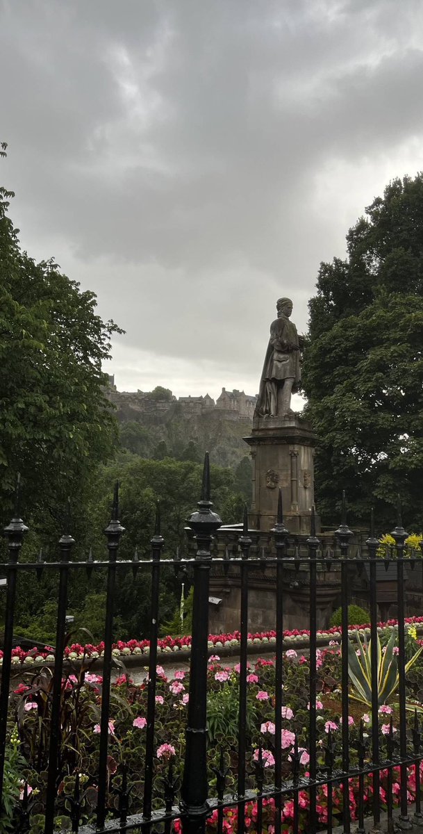 lifePic_'s tweet photo. Edinburgh 🤍🤍🤍 https://t.co/vkAJNfT0cL