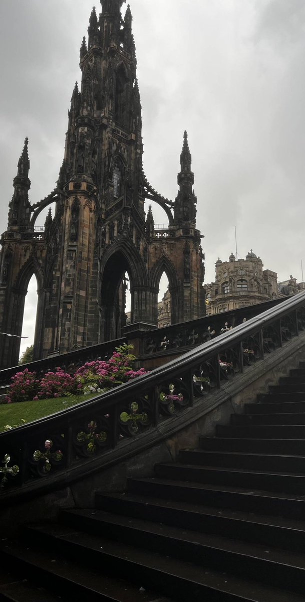 lifePic_'s tweet photo. Edinburgh 🤍🤍🤍 https://t.co/vkAJNfT0cL