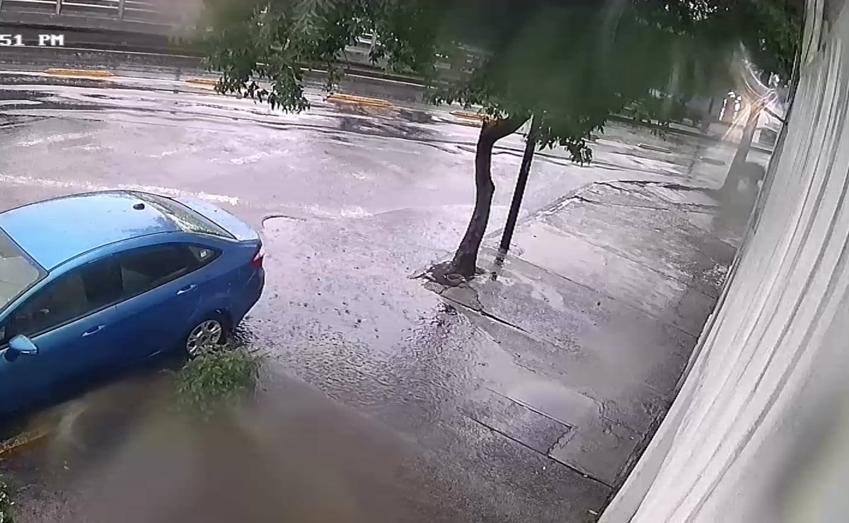 Maresi_'s tweet photo. @VcCesac, se requiere de su apoyo para darle atención al sistema de drenaje ubicado en la esquina albañiles 246 col. Azteca, en temporada de lluvia no logra ser suficiente para que el agua logre irse, ocasionando que la misma entre a los domicilios. https://t.co/uLcGjinuAz