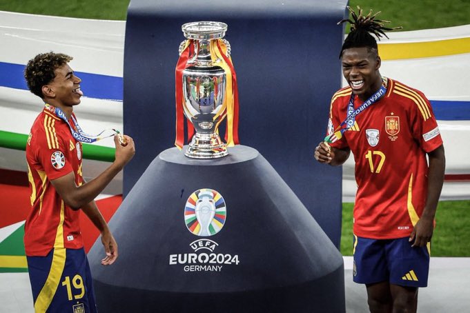 FonsiLoaiza's tweet photo. Dos hijos de inmigrantes han sido los mejores de la selección. Nico Williams de Euskal Herria y Lamine Yamal de Catalunya. Han crecido en los barrios obreros de Errotxapea y Rocafonda que llamáis "estercoleros multiculturales". https://t.co/SWwlrgxj95