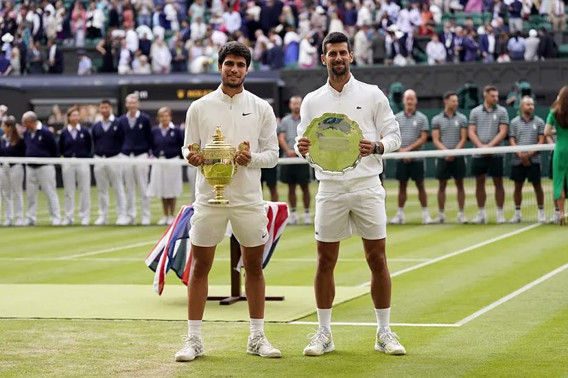 Pocas palabras ya quedan para ponderar los triunfos de <a href="/carlosalcaraz/">Carlos Alcaraz</a>, y poco margen ya para emocionarnos más aún. 
Segundo <a href="/Wimbledon/">Wimbledon</a> consecutivo, y ¡frente a <a href="/DjokerNole/">Novak Djokovic</a>!. Y cuatro #GrandSlam con menos de 21 años. Increíble
A ver si sabe animar bien esta noche a la <a href="/SEFutbol/">Selección Española Masculina de Fútbol</a>