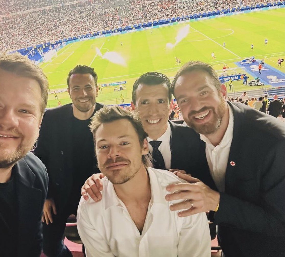 HSDailyNew's tweet image. Harry with James Corden at the Euro Final!
©️ karimchellat