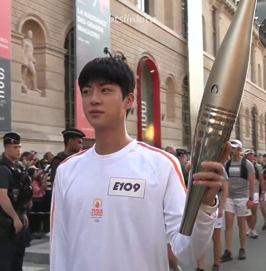 ktae_be's tweet photo. melhores momentos do seokjin no revezamento da tocha olímpica em paris- a thread https://t.co/wsQv54u9Zf