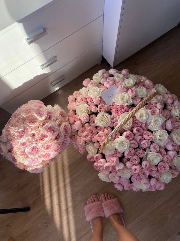 i3Moment's tweet photo. Pink &amp; White roses https://t.co/2hIBqERBla