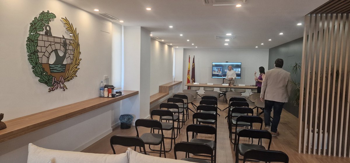 Dos novedades el mismo dia.
+ Viajar en el @avlorenfe, que me pareció relativamente cómodo y silencioso para los 5 asientos/fila que ofrece.
+ Conocer la reforma de la oficina de <a href="/CaminosMurcia/">Caminos Murcia</a>, diáfana y elegante. Con el simbolo de la carrera visto a través del cristal puerta.