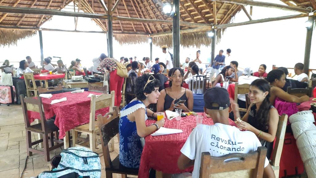 Roilancu1's tweet photo. Los jóvenes de #LaHabanaDeTodos en Campamento de Verano en el Jardín Botánico Nacional y luego pal Latino a apoyar a los #Industriales, el #Team505 de #Cuba.
#LaHabanaViveEnMí
#ModoAzul
#ModoVerano https://t.co/tMvmcaqqjU