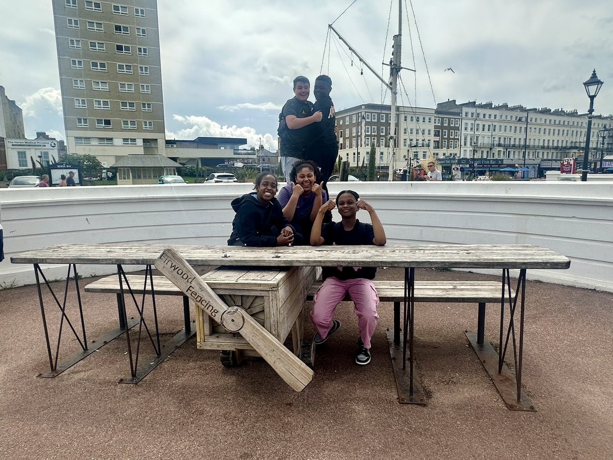 WHYCNunhead's tweet photo. #IDoLikeToBeBesideTheSeaside #IntergenerationalWork @alzheimerssoc @DementiaUK @SwkCharities #youthwork https://t.co/fqJFbDf8GK