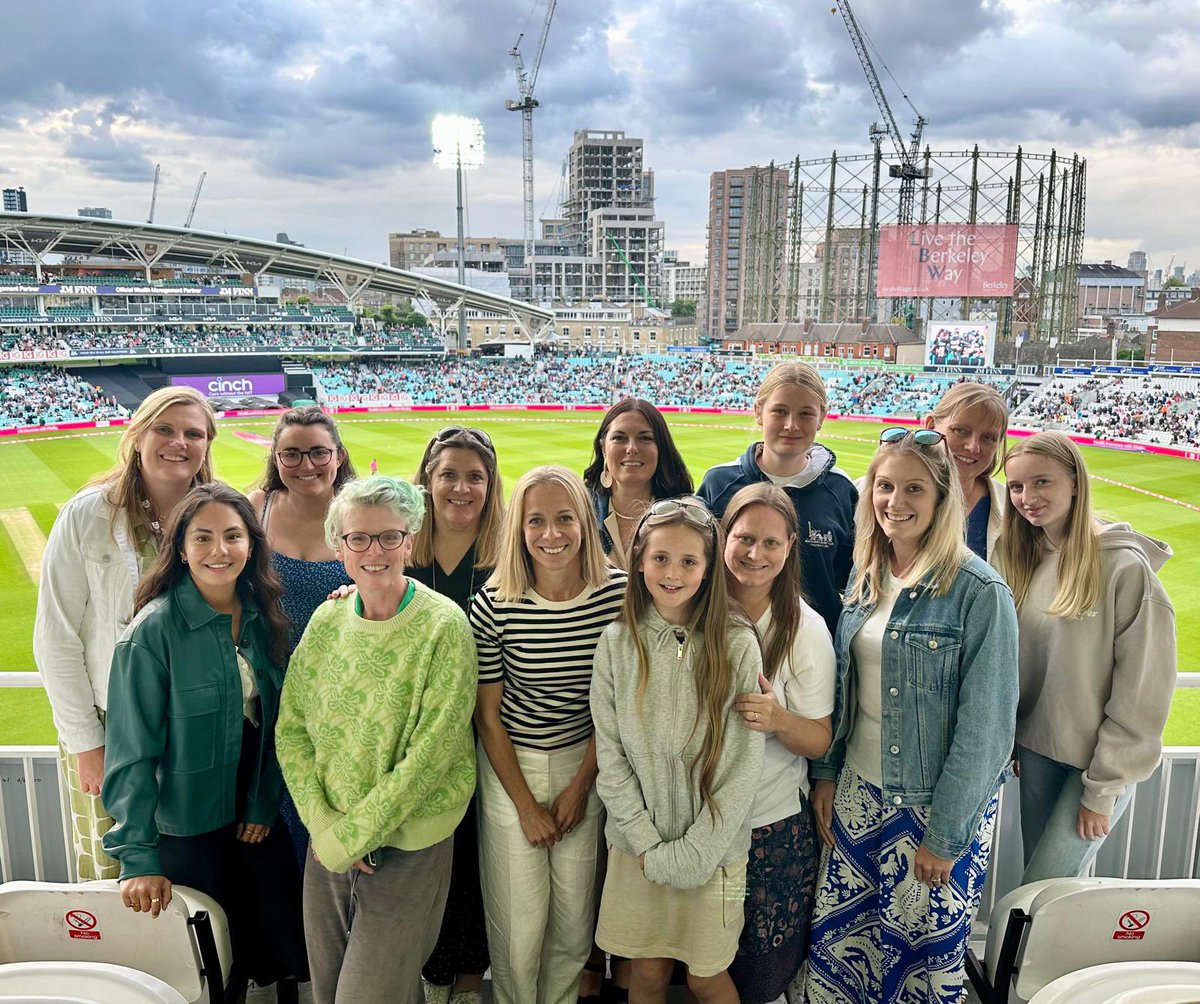 EPenn94's tweet photo. Great weekend with @mersthammagics last night a trip to the Oval to watch England ladies and a team win today 🙌🏼 #cricket #greatteam https://t.co/VZjmRj6a74