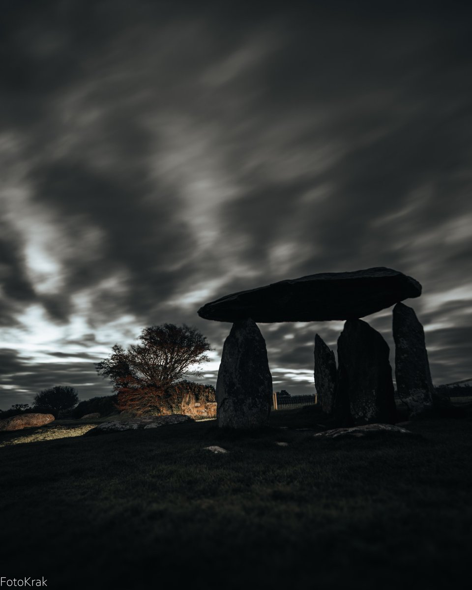 KrzysztofNiew13's tweet photo. @walia Jeszcze zostaniemy w temacie #Walii. #PentreIfanBurial #Chamber. To szkielet grobowca z neolitu. Te kamienie stoją od 5000lat. Nie wiem jak wy, a ja poczekam na Druidów. :) https://t.co/lmlCO2nL1K